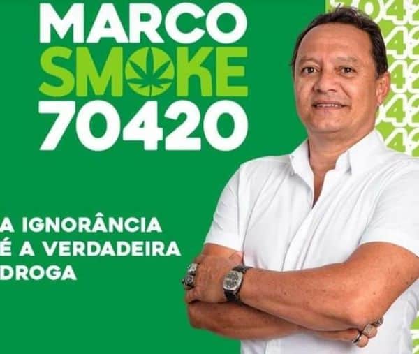 Candidato ao Senado faz campanha fumando maconha e justifica