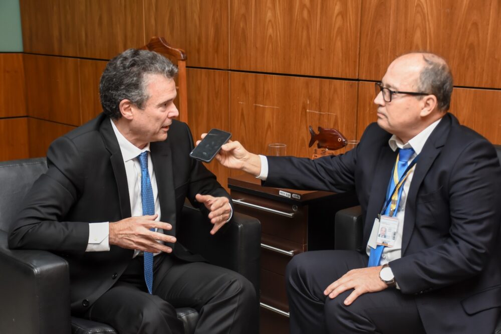 Ministro do STF ouve coro de fora Gilmar durante voo; veja o