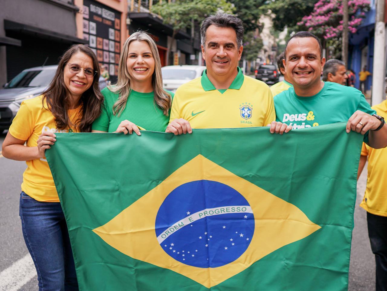 Clarissa Tércio marca presença em ato promovido por Bolsonaro