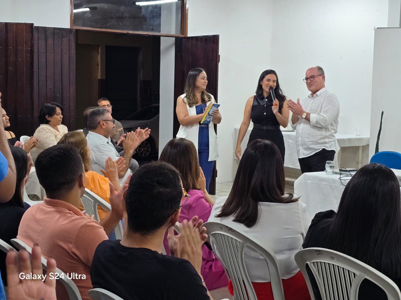 Ao meu lado, a vice-prefeita Bia Numeriano e, na ponta, a secretária de Educação Gleyce Carvalho